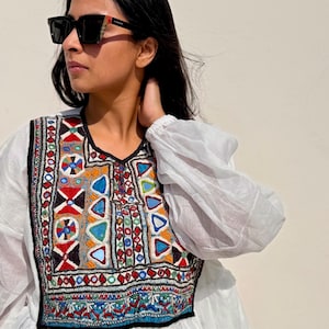 Boho Chic Sommerkleid - Weißes Baumwoll Mul Mul A-Linien Kleid mit Handbesticktem Banjara Patchwork - Luftiges Sommerweißes Sonnenkleid