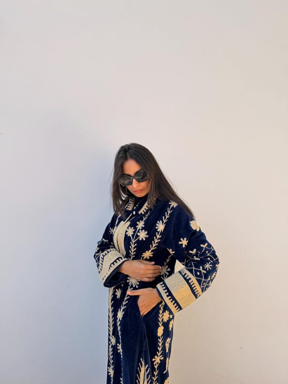 女性用ダークネイビーブルーのロングラインベルベットドレスコート 