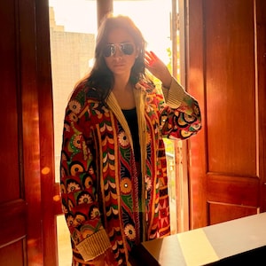 Túnica bordada em patchwork, peça única, estilo boho multicolorida, perfeita para festivais, feita artesanalmente com materiais reciclados e inspiração tribal nômade.