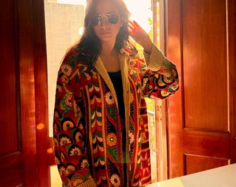Unik tunikajacka med broderad lapptäcke, flerfärgad boho festivaljacka, hantverkstillverkad återvunnen, tribal hållbar nomadisk kappa