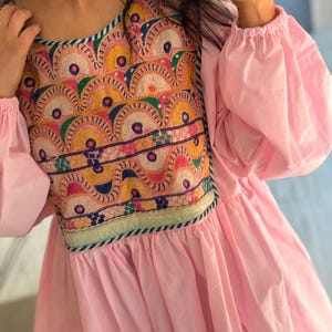 Boho Chic Sommerkleid - Baby Rosa Baumwolle A-Linie Kleid mit Handbesticktem Banjara Patchwork - Luftiges Sommer Sonnenkleid
