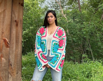 Oma Quadrat buntes florales Häkeloberteil / mehrfarbige Vintage Häkeljacke / Kimono ärmel gehäkeltes Kurztop