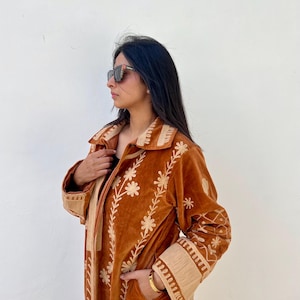 Abrigo largo de terciopelo marrón mostaza para mujer, abrigo estilo bohemio chic bordado, bata cálida única.