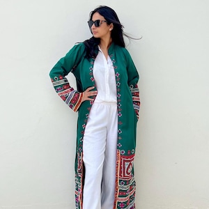 Langer Kimono Staubwedel für Frauen / Schamanischer Umhang / Ethno Kleid Robe / Indischer bestickter Wüsten Mantel