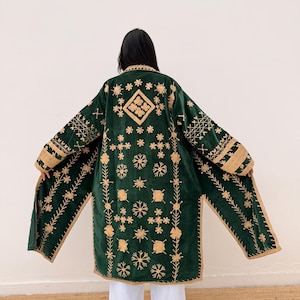 Geborduurde fluwelen stofjas, boho chic longline jack in groen, unieke luxe bovenkleding, longline kimono, statement jas