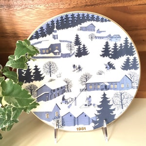 Arabia Finland: Jahr 1981 Jährlicher Weihnachtswandteller zum Sammeln, Muster von Raija Uosikkinen, Blau, Weiß und Gold