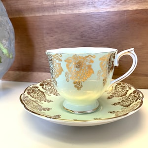 Royal Albert 2 3/4 &quot;Fußtasse und Untertasse, Goldvergoldetes Traubenmuster, englische Bone China-Teetasse