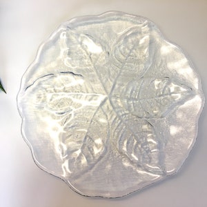 Un plato circular KOSTA Boda Party LEAF de 14 pulgadas, borde asimétrico, Ann & Goran Warff, Suecia, DOS disponibles,