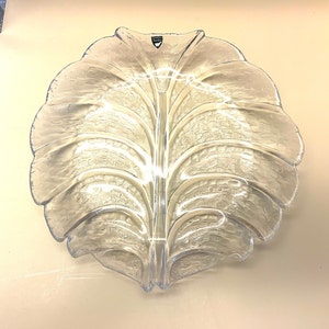 Set di quattro PIATTI da cena rotondi a foglia ORREFORS EDEN da 25,4 cm, Lars Hellsten, Svezia, anni &#39;80, vetro scandinavo