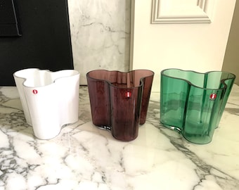 ONE Iittala ALVAR AALTO 95 mm Mouth Blown Glass Vase, Finland, Etched &quot;Alvar Aalto Iittala&quot;, White or Purple or Light Green