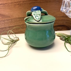Tarro de mermelada de arándanos de mayólica verde Bordallo Pinheiro, Cerámica artística, Portugal vintage