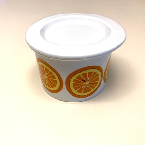 Ein Arabia Finland Pomona PLUM oder ORANGE Print Jelly Jam Zuckerdose mit Deckel, Porzellan Keramik Obst Küchendekor, Raija Uosikkinen