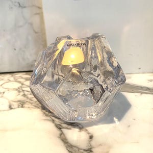 EIN KOSTA BODA Votiv-Rock-Kerzenhalter aus Glas, 1991, Design von Anna Ehrner, schwedisches Glas, drei verfügbar, Original Label