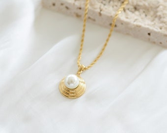 Gold pearl pendant with rope chain necklace