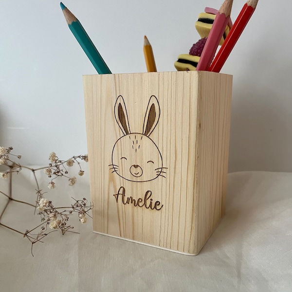 Stiftehalter personalisiert mit Name und Initial Einschulung Deko Stiftebecher aus Holz mit verschiede Motive Buchstabe | frilly designs