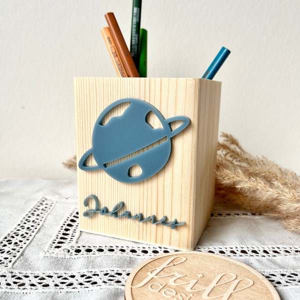 Einschulung Deko -  Stiftehalter Schreibtisch Ordnung Stiftebox, Stiftebecher aus Holz mit 3D Motive | Schulkind 2024 | frilly designs