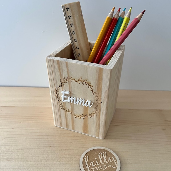 Stiftehalter personalisiert mit Name und Kranz Einschulung Deko Stiftebecher aus Holz 3D Buchstabe | frilly designs