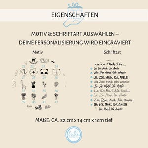 Peut inclure: Une fiche d'information beige avec le texte "EIGENSCHAFTEN" et "MOTIV & SCHRIFTART AUSW&Auml;HLEN - DEINE PERSONALISIERUNG WIRD EINGRAVIERT". Elle pr&eacute;sente une s&eacute;lection de motifs et de polices. Les dimensions sont d'environ 22 cm x 14 cm x 1 cm.