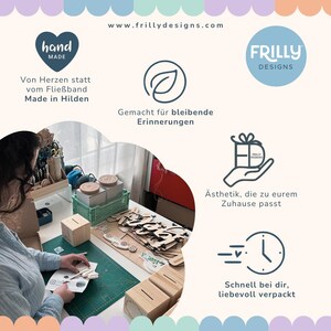 May include: A workspace featuring a person assembling wooden items on a green cutting mat. The image includes text: www.frillydesigns.com, hand made, Made in Hilden, Gemacht f&uuml;r bleibende Erinnerungen, Frilly Designs, &Auml;sthetik, die zu eurem Zuhause passt, Schnell bei dir, liebevoll verpackt.