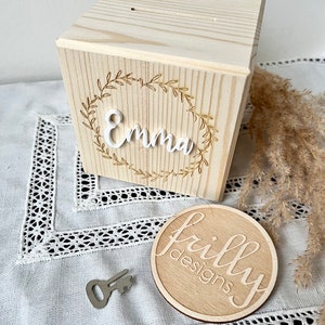 Spardose personalisiert mit 3D Name und Kranz Gravur | Holz Spardose | sparschwein | Taufgeschenk Personalisierte Geschenk | frilly designs