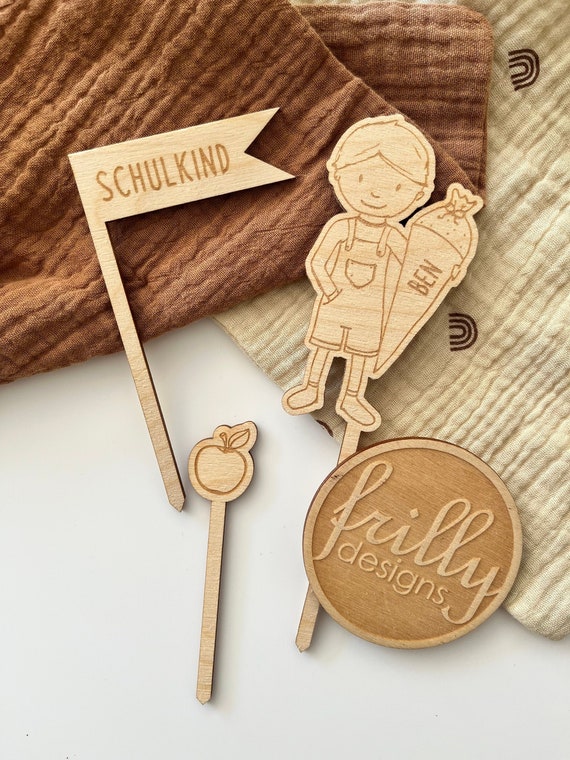 Cake Topper Einschulung 2026 Kuchendeko Schulkind Caketopper Junge erste Klasse Name endlich Schulkind Personalisiert | frilly designs