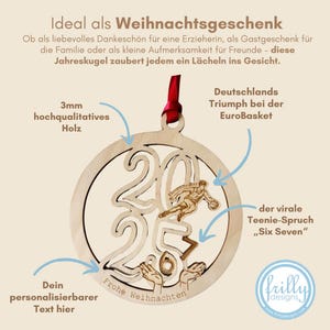 Op de afbeelding: Een houten kerstornament met de uitgesneden cijfers 2023, met een basketballer en de tekst "Frohe Weihnachten". Het ornament heeft een rood lint om op te hangen en bevat tekst in het Duits.