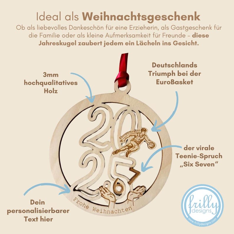 Op de afbeelding: Een houten kerstornament met de uitgesneden cijfers 2023, met een basketballer en de tekst "Frohe Weihnachten". Het ornament heeft een rood lint om op te hangen en bevat tekst in het Duits.