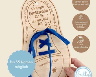 May include: Wooden shoe-shaped plaque with blue shoelaces. The plaque has engraved text and names around the edges. The text includes "Wir sagen Dankeschön für die wundervolle Zeit." and "bis 35 Namen möglich."