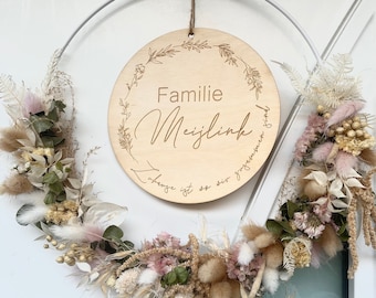 Familienschild (ohne Kranz) Zuhause ist wo wir zusammen sind Holzschild Geschenk zur Hochzeit Personalisierte Geschenk | frilly designs