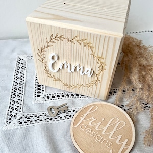 Personalisierte Spardose mit 3D effekt Name Kranz Gravur Holz Spardose mit Namen Personalisierte Geschenk frilly designs image 1