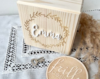 Personalisierte Spardose mit 3D effekt Name Kranz Gravur Holz Spardose mit Namen Personalisierte Geschenk | frilly designs