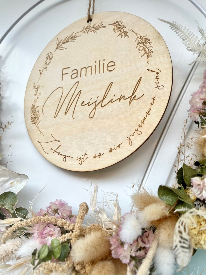 Familienschild (ohne Kranz) Zuhause ist wo wir zusammen sind Holzschild Geschenk zur Hochzeit Personalisierte Geschenk | frilly designs zdjęcie 2