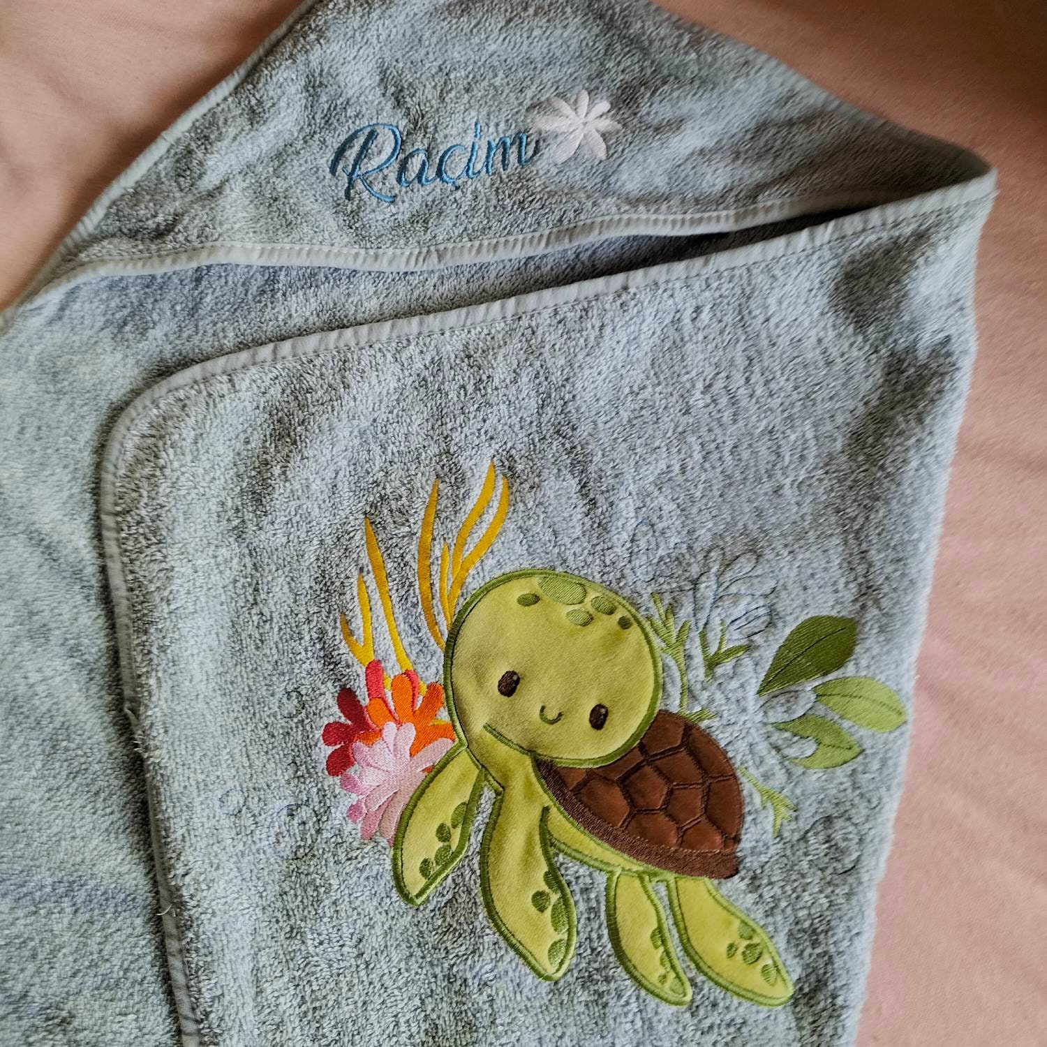 Cape de Bain Brodée Personnalisée Enfant Bébé Tortue Océan Fleurs 75x75 cm Coton