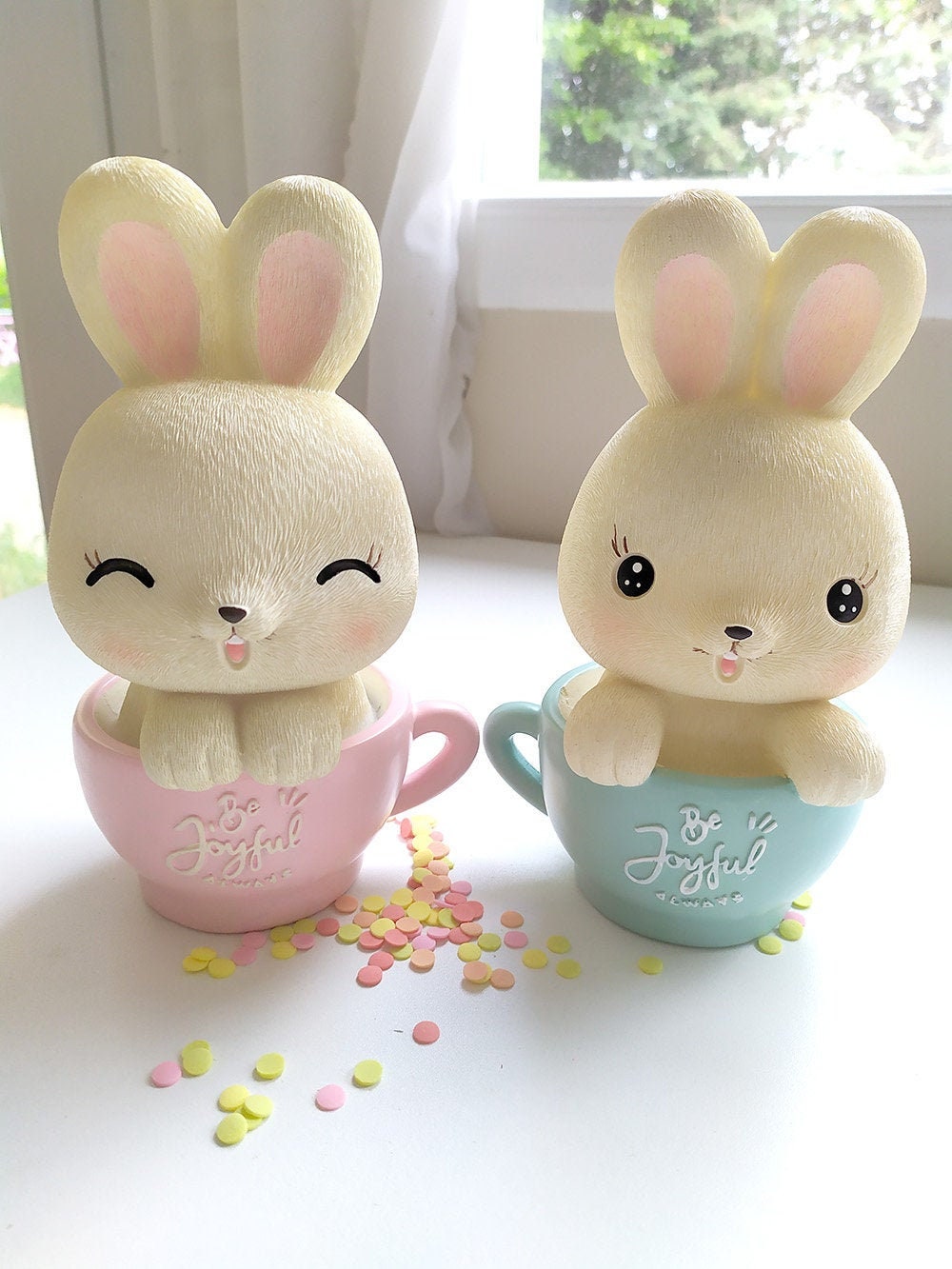 Tirelire Résine Lapin Mignon Dans Une Tasse Rose ou Vert Cadeau Enfant Original