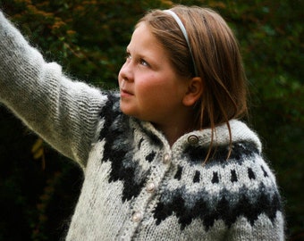 Gilet des enfants, tricoté à la main en pure laine.