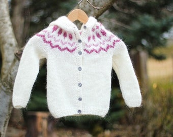 Gilet des enfants, tricoté à la main en pure laine.