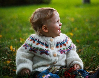 Gilet des enfants, tricoté à la main en pure laine.