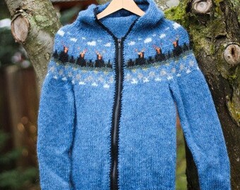Cardigan pour enfants, tricoté à la main à partir de pure laine.