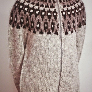 Strickjacke, Handgestrickte aus Islandswolle. Bild 2