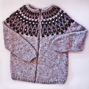 Strickjacke, Handgestrickte aus Islandswolle. Bild 1