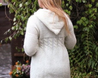 Pardessus, tricoté à la main en pure laine islandaise.