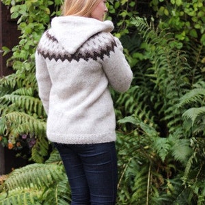 Strickjacke, Handgestrickte aus Islandswolle. Bild 4