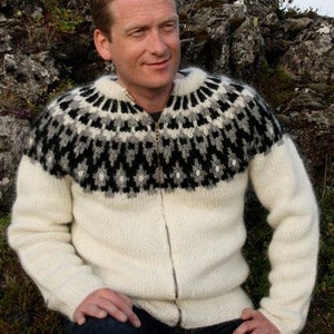 Strickjacke, Handgestrickte aus Islandswolle. Bild 1