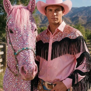 Könnte beinhalten: Ein rosa Cowboyhut, ein rosa Hemd mit roségoldenen Pailletten und schwarzen Fransen sowie rosa Chaps mit schwarzen Akzenten. Daneben steht ein mit rosa Strasssteinen bedecktes Pferd, das einen passenden, mit Strass besetzten Zaum trägt.
