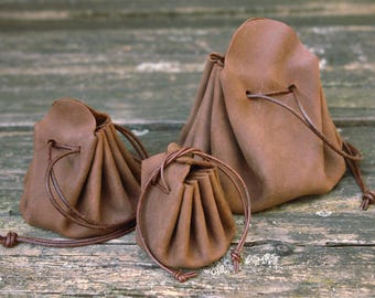 Lederbeutel in 3 Größen, aus dunkelbraunem vegetabil (pflanzlich) gegerbtem Leder