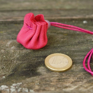 Micro Lederbeutel (ca. 3 cm Bodendurchmesser) aus pinkem Leder mit fuchsiafarbenem Lederband zum Umhängen für Ringe, Anhänger, Steine