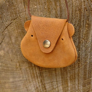 Kleiner 2 in 1 Brustbeutel Bär Tierkopf (ca. 8,5 cm Durchmesser) / Kinder Portemonnaie aus braunem Antikleder mit schwärzlichen Druckknopf
