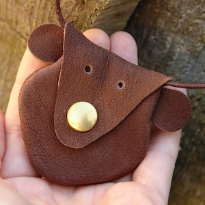 Superwinziges Brustbeutelchen (ca. 5 cm Durchmesser) 2 in 1 mit Maus Tierkopf / Kinder Portemonnaie aus braunem Leder mit Druckknopf