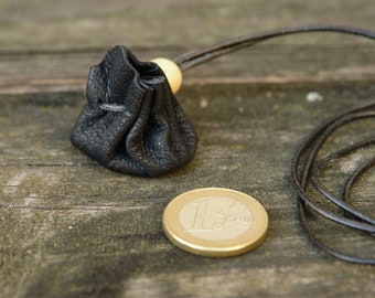 Micro Lederbeutel (ca. 3 cm Bodendurchmesser) aus schwarzem Leder mit schwarzem Lederband zum Umhängen für Ringe, Anhänger, Steine