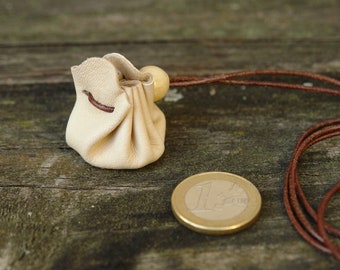Micro Lederbeutel (ca. 3 cm Bodendurchmesser) aus beigem Leder mit braunem Lederband zum Umhängen für Ringe, Anhänger, Steine